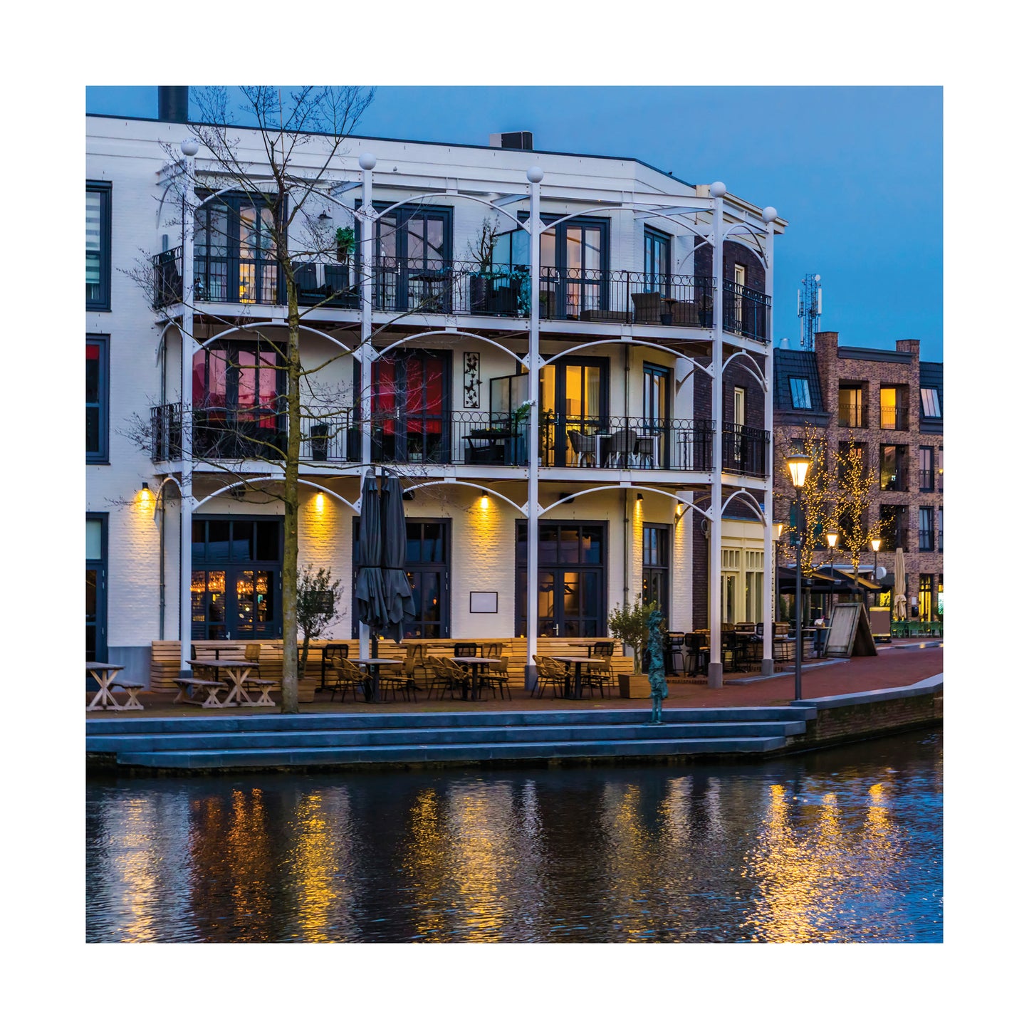 image of 6.5 Watt - PAR20 LED - Amber color - 40 deg. Beam Angle - Medium base - 120 Volt - Turtle Friendly